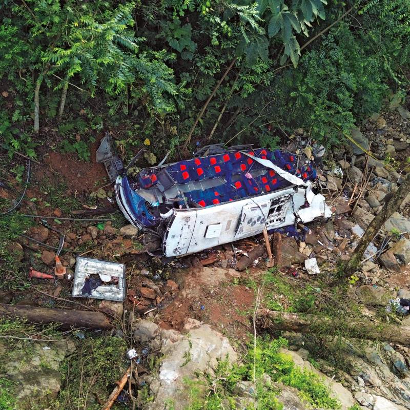 Así quedó el bus de servicios especiales, adscrito a la empresa Precoltur, luego de caer por un abismo de 40 metros cuando regresaba de Tolú hacia Bello. FOTO MANUEL SALDARRIAGA