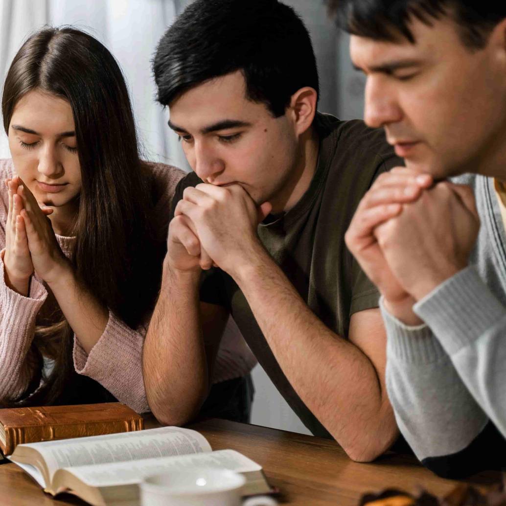 Durante la noche del 31 de diciembre, familias se reúnen para compartir un momento de oración que acompaña el cambio de año y refuerza los lazos de fe y comunidad. FOTO: Freepik. 