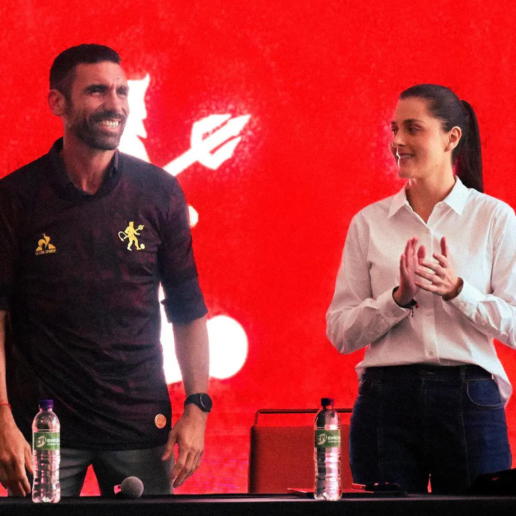 Presentación del técnico Diego Gabriel Raimondi en el América, lo acompaña la presidenta Marcela Gómez Giraldo. FOTO CORTESÍA AMÉRICA DE CALI