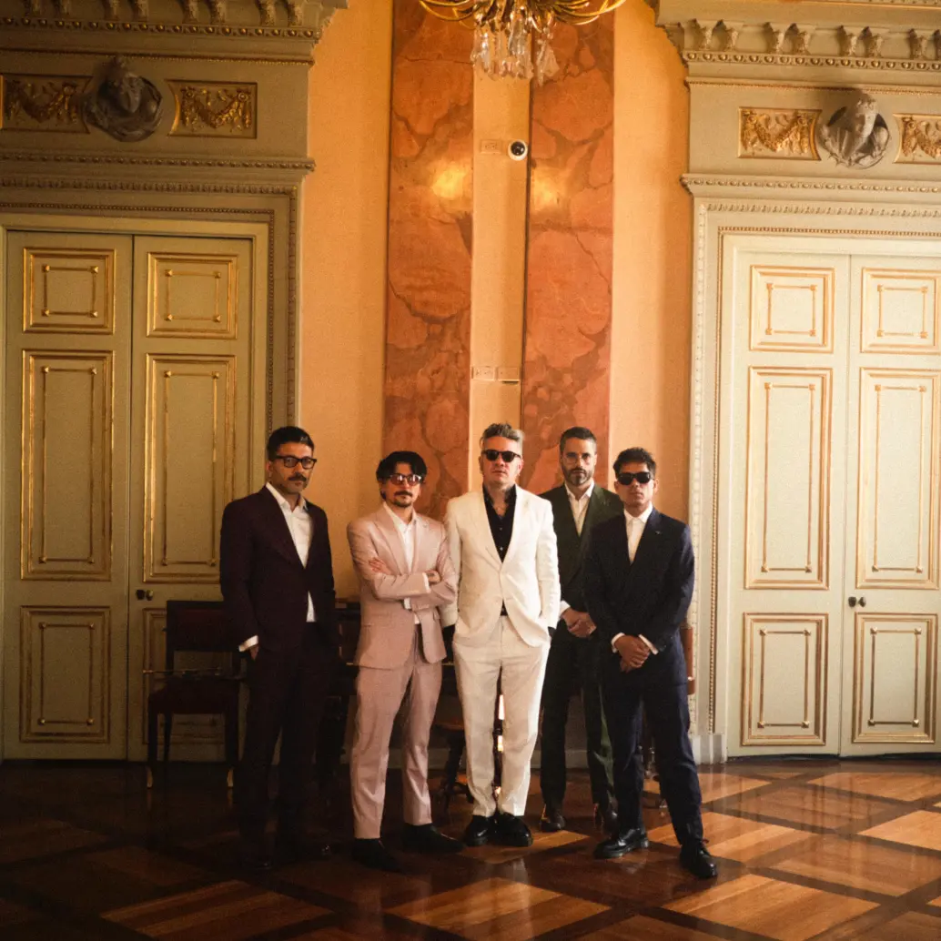 La banda bogotana presenta en el Teatro Metropolitano su etapa más desnuda: menos efectos, más espacio y canciones conocidas que suenan como nuevas. FOTO: Cortesía Diamante Eléctrico