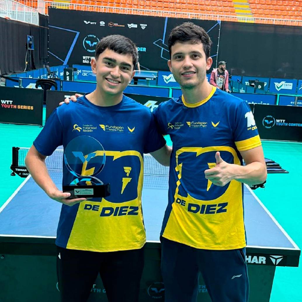 Emanuel Otálvaro y su entrenador Juan Camilo Giraldo tras obtener el título en Brasil. FOTO CORTESÍA