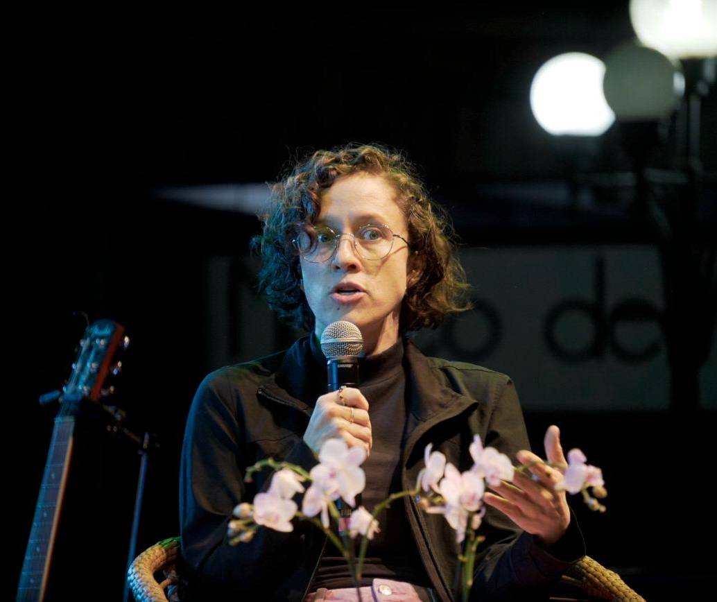 La documentalista Andrea Díaz Cardona habló de su trabajo documental en la primera noche del Hay Festival de Jericó. Foto: Cortesía.