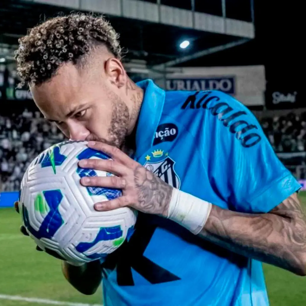 Neymar marcó triplete con Santos y llegó a 150 goles con el club de sus amores. FOTO TOMADA X@SantosFC