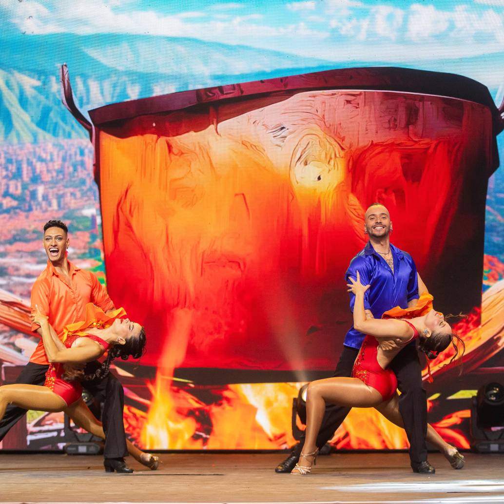 Los bailarines de <i>Barrio Candela</i> rindieron homenaje a las músicas que se escuchan en los barrios de Medellín. La escenografía tuvo un papel importante en el desarrollo de la historia. Foto: Esneyder Gutiérrez. 