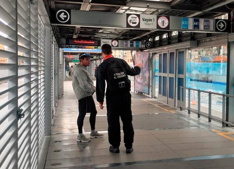 Un hombre fue golpeado por usuarios de Transmilenio mientras intentaba robarlos. Foto: Tomada de Twitter de Transamilenio. 