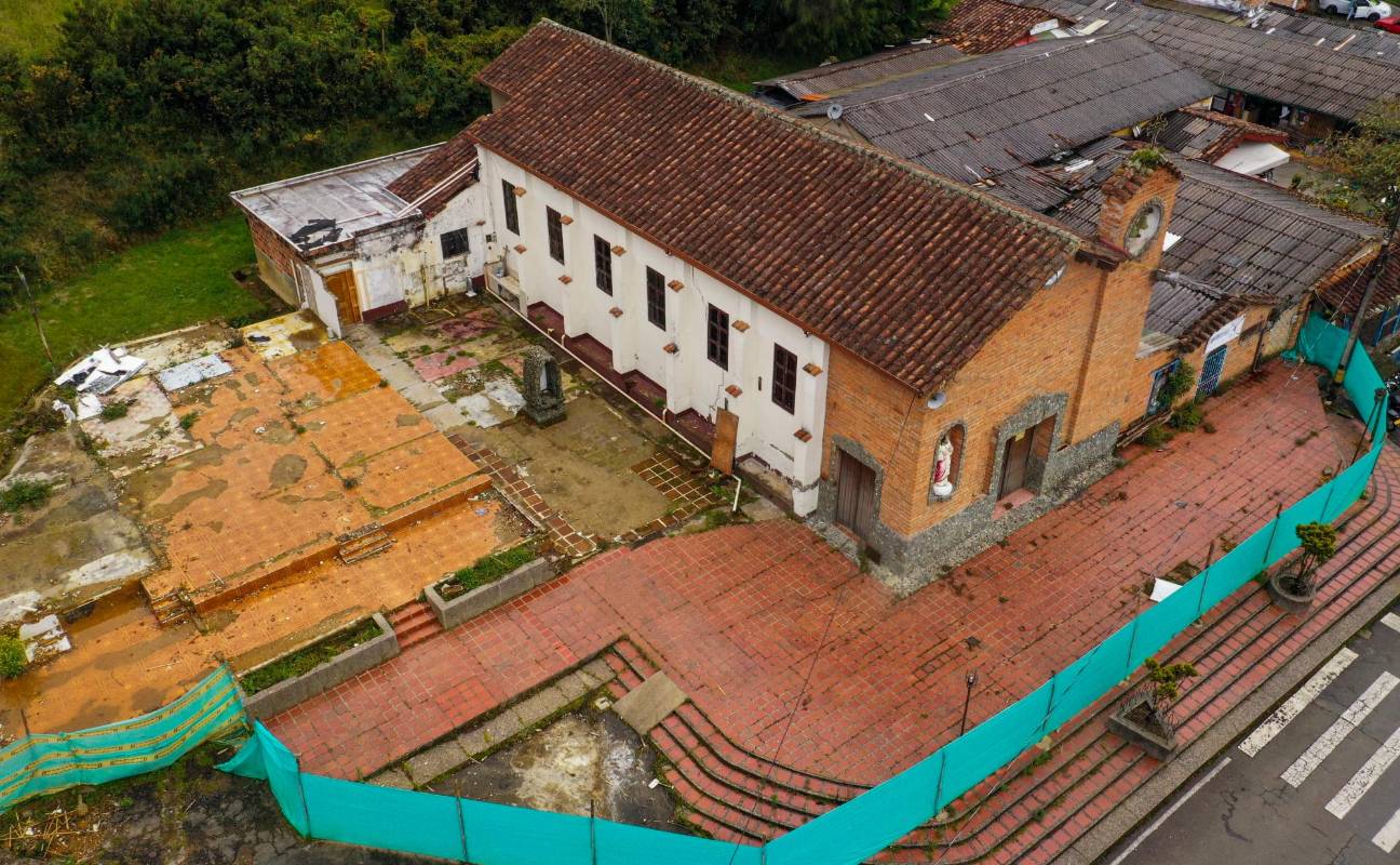 El corregimiento lleva ya cuatro años con las puertas de su iglesia cerradas. En 2018, sus paredes se resquebrajaron. Foto: MANUEL SALDARRIAGA QUINTERO.