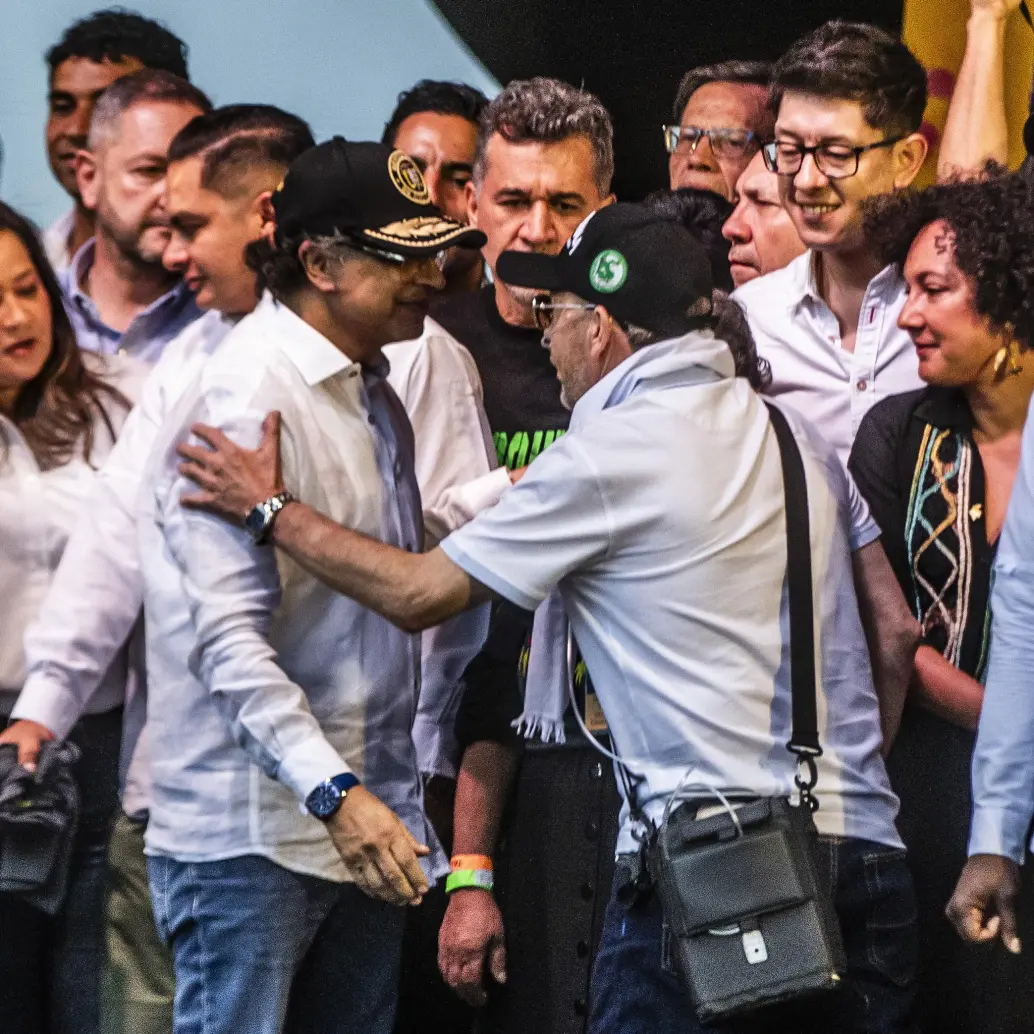El saludo del presidente Gustavo Petro con José Leonardo Muñoz Martínez, alias ‘Douglas’, cabecilla de La Terraza. Foto: Julio César Herrera.