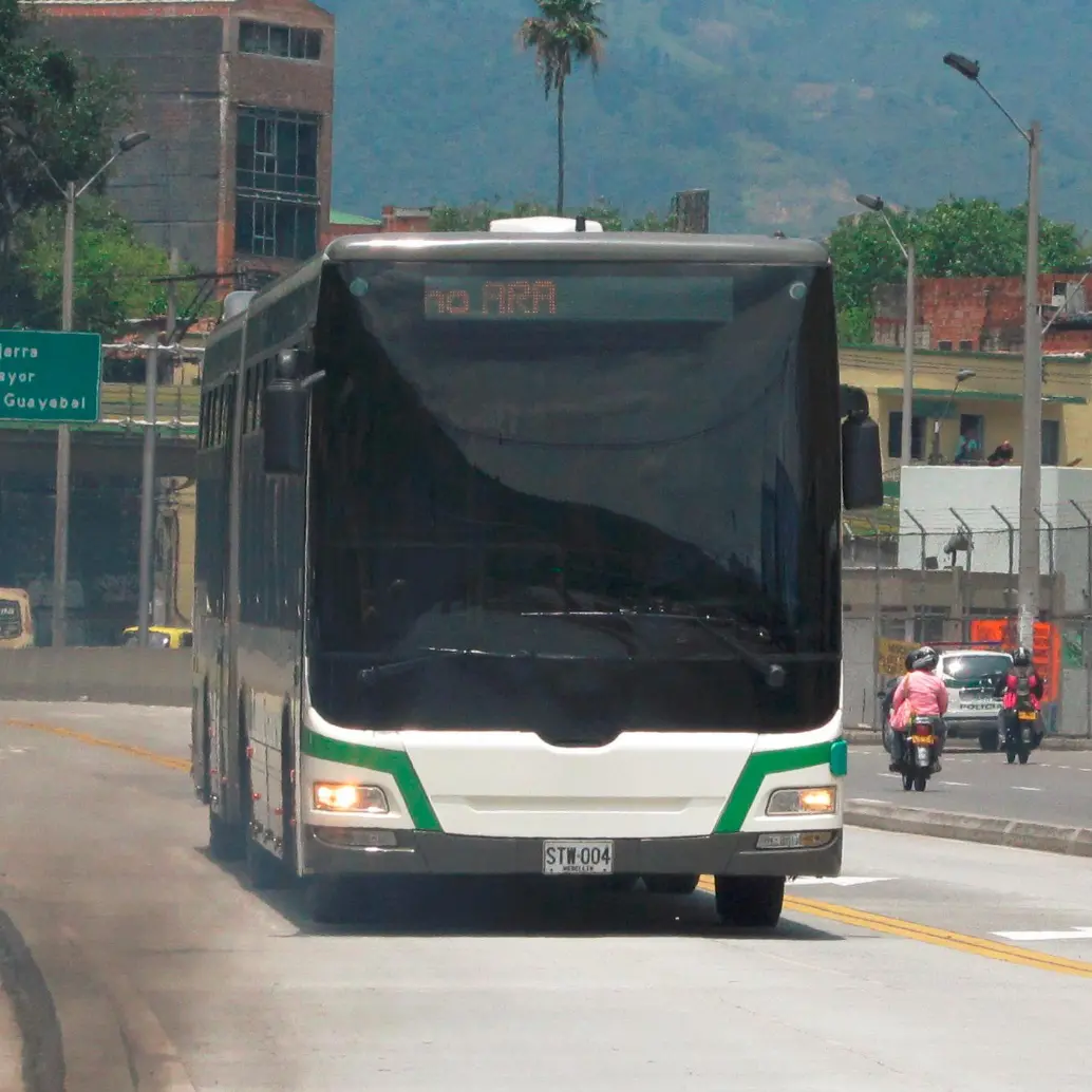 Las autoridades investigan bajo qué circunstancias se produjo el arrollamiento por parte del conductor de metroplús a uno de los habitantes de calle de La Minorista. FOTO: SANTIAGO OLIVARES TOBÓN