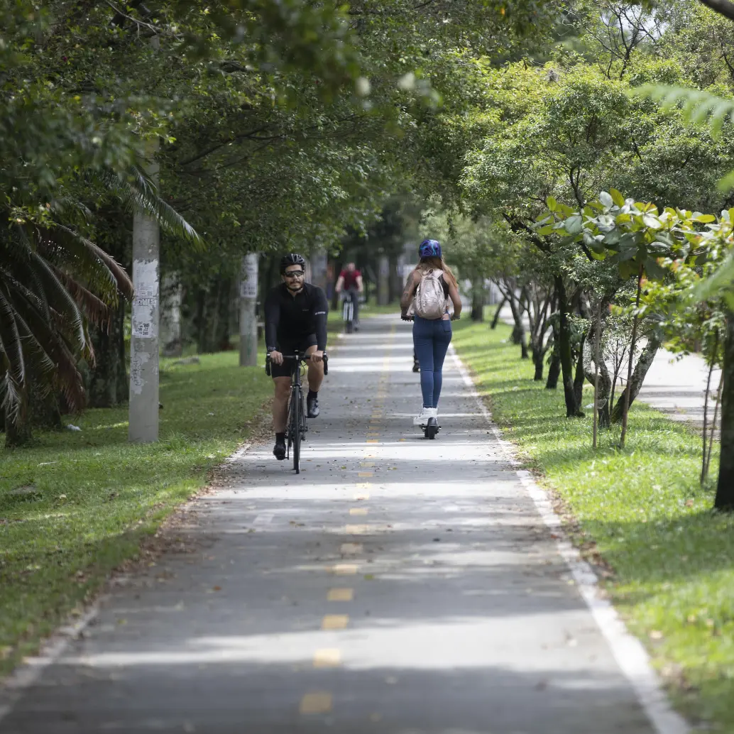 El proyecto de ley le abre la puerta a la circulación de patinetas y bicicletas eléctricas que puede alcanzar los 40 kilómetros por hora en las ciclorrutas. FOTO: EL COLOMBIANO