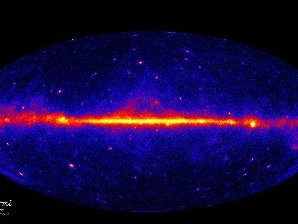 Este es el halo de la materia oscura en el centro de nuestra galaxia detectado por científicos, lo que es compatible con partículas WIMP. FOTO Telescopio Fermi de la NASA