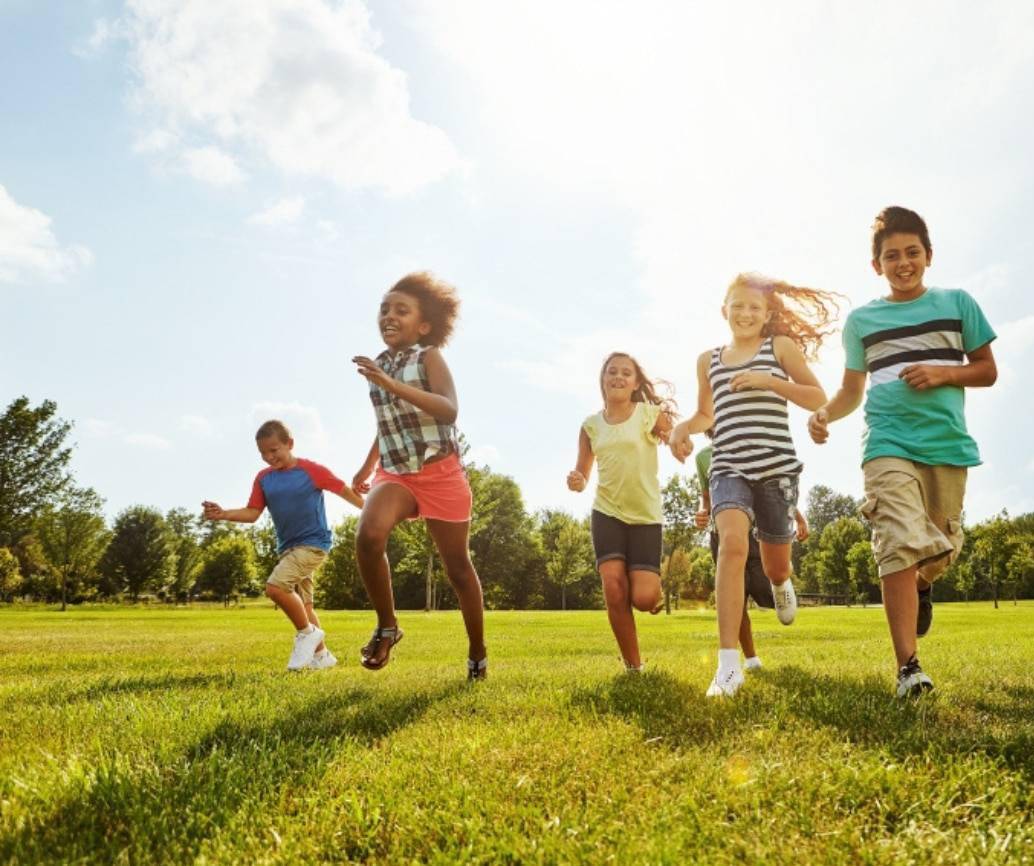 Los expertos recomiendan al menos dos horas diarias de exposición al aire libre para retrasar la miopía juvenil. FOTO: Shutterstock