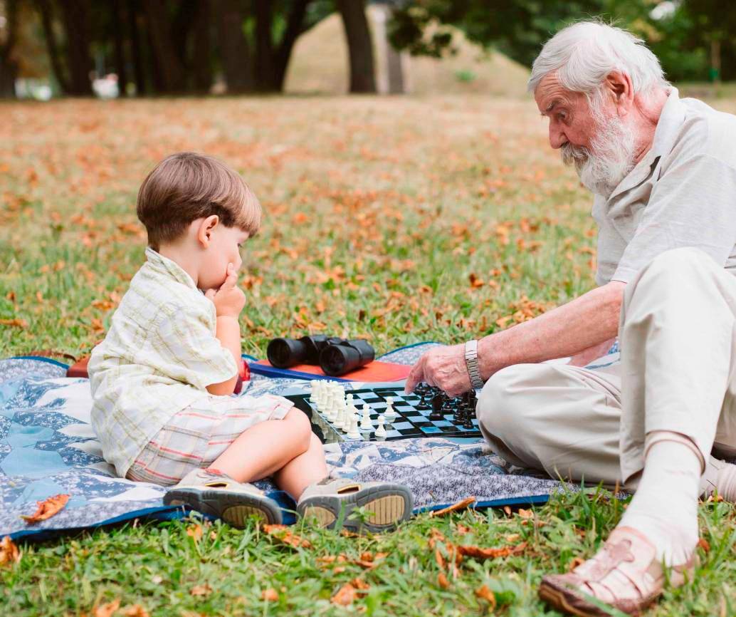 Colaborar en el cuidado de los hijos de forma general aminora el riesgo de declive cognitivo en adultos mayores. Foto: Agencia Sinc.