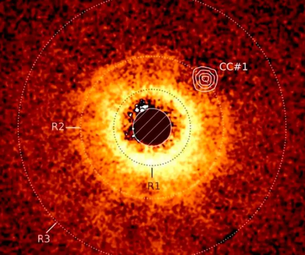 Los exoplanetas son objetivos clave en la astronomía observacional, ya que ayudan a comprender mejor cómo se forman los sistemas planetarios. Foto cortesía/Imagen del disco de TWA 7 captada con el VLT del ESO, con datos del JWST superpuestos. Se aprecia la zona vacía alrededor del exoplaneta TWA 7b en el anillo R2 / © A.-M. Lagrange el al.