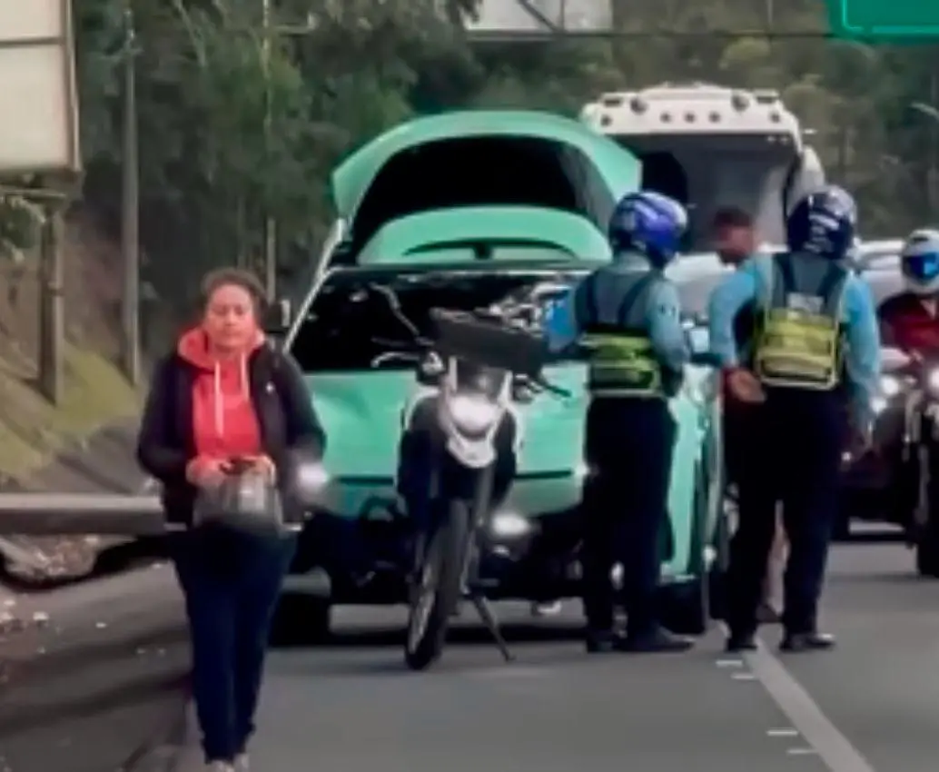 Su recorrido en este Ferrari exclusivo se hizo viral porque Maluma fue interceptado por agentes de la Secretaría de Movilidad de Medellín como parte de los procedimientos de rutina. FOTO: REDES SOCIALES
