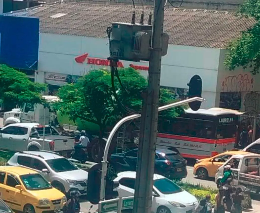 Dentro de este concesionario de motos se presentó el intento de hurto y los posteriores disparos que dejaron a dos personas lesionadas. FOTO: CORTESÍA