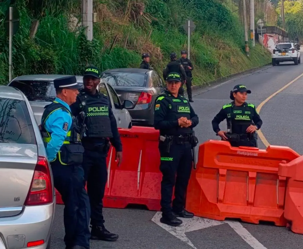La vía Las Palmas y los accesos al barrio Loreto estuvieron cerrados mientras se hacía una verificación a la zona, en medio del temor de las comunidades. FOTO: JULIO CÉSAR HERRERA