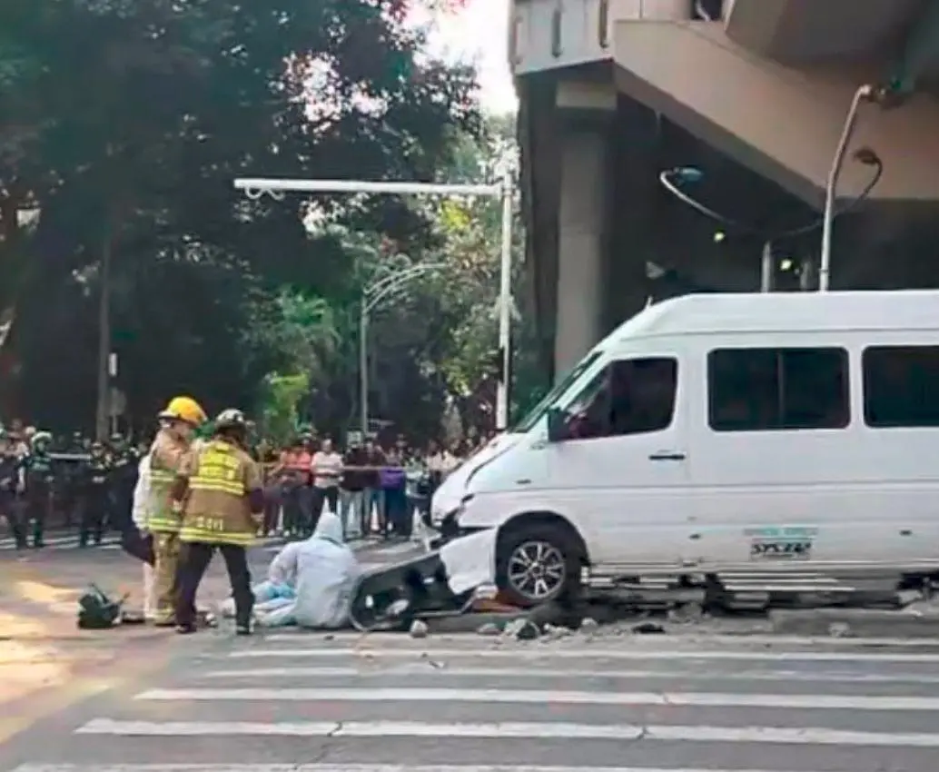 En este accidente, en los bajos de la estación Floresta del metro, murió Jennifer Mayreth Peña Peña, de 17 años, quien iba cruzando por el semáforo cuando la buseta de servicios especiales, conducida por un hombre borracho, la arrolló. FOTO: CORTESÍA