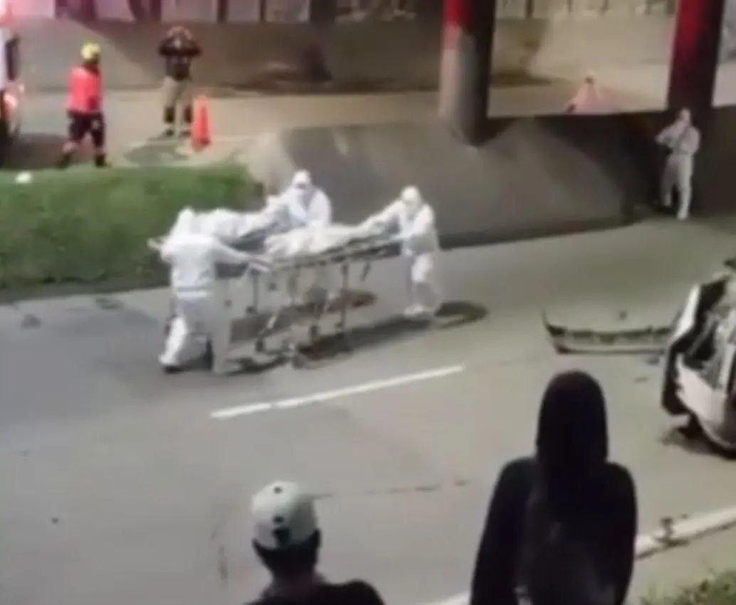 Los agentes de la Policía Judicial de la Secretaría de Movilidad de Medellín realizaron la inspección a los cuerpos sin vida de los habitantes de calle fallecidos en este siniestro. FOTO: <b>CORTESÍA</b>