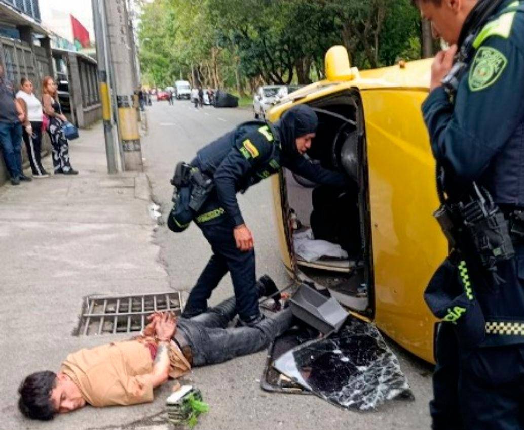 Este hombre fue capturado en la autopista Sur, en Medellín, luego de una persecución de más de 30 kilómetros desde Rionegro que terminó con el taxi volcado. El detenido es señalado de participar en una balacera que dejó un lesionado en una estación de gasolina. FOTO: CORTESÍA