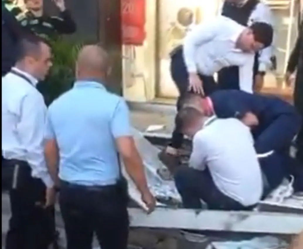 Personal de atención del centro comercial Mayorca atendieron a la persona lesionada por el colapso de una estructura. FOTO: CORTESÍA