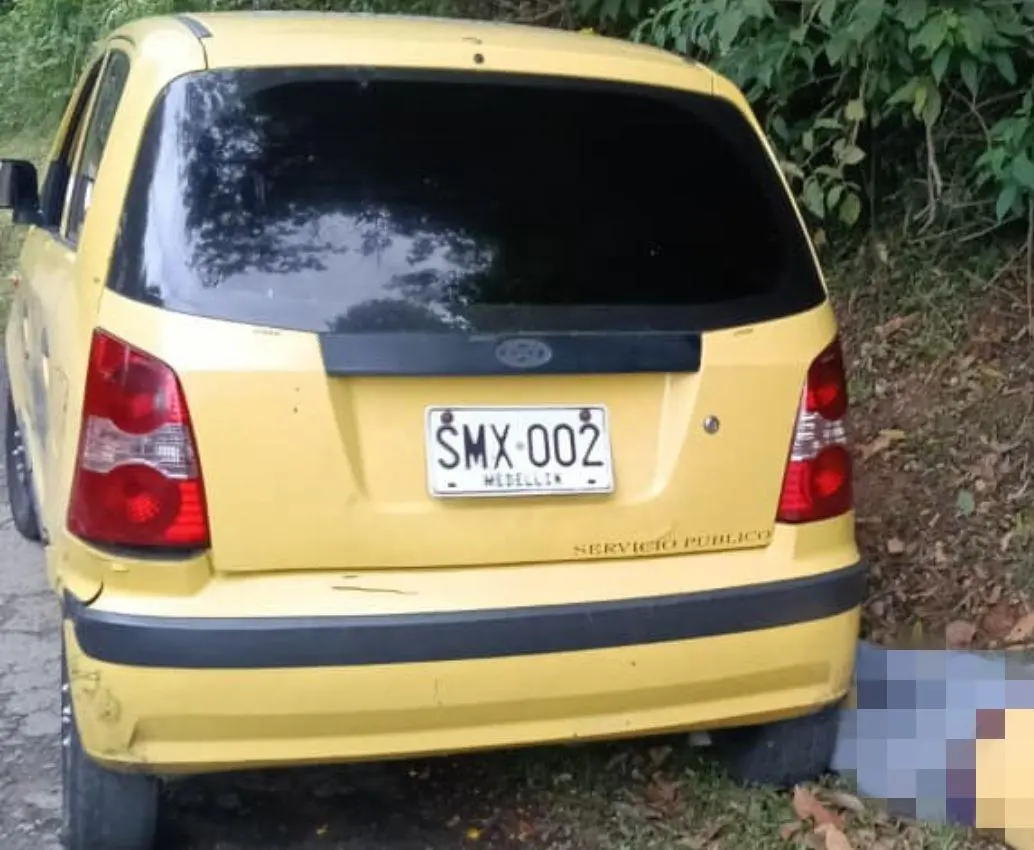 Al lado de este taxi quedó el cuerpo sin vida de Luis Ithamar Murillo López, de 57 años. Había tomado una carrera después de abandonar el acopio de la Terminal del Norte antes de su asesinato. FOTO: <b>CORTESÍA</b>