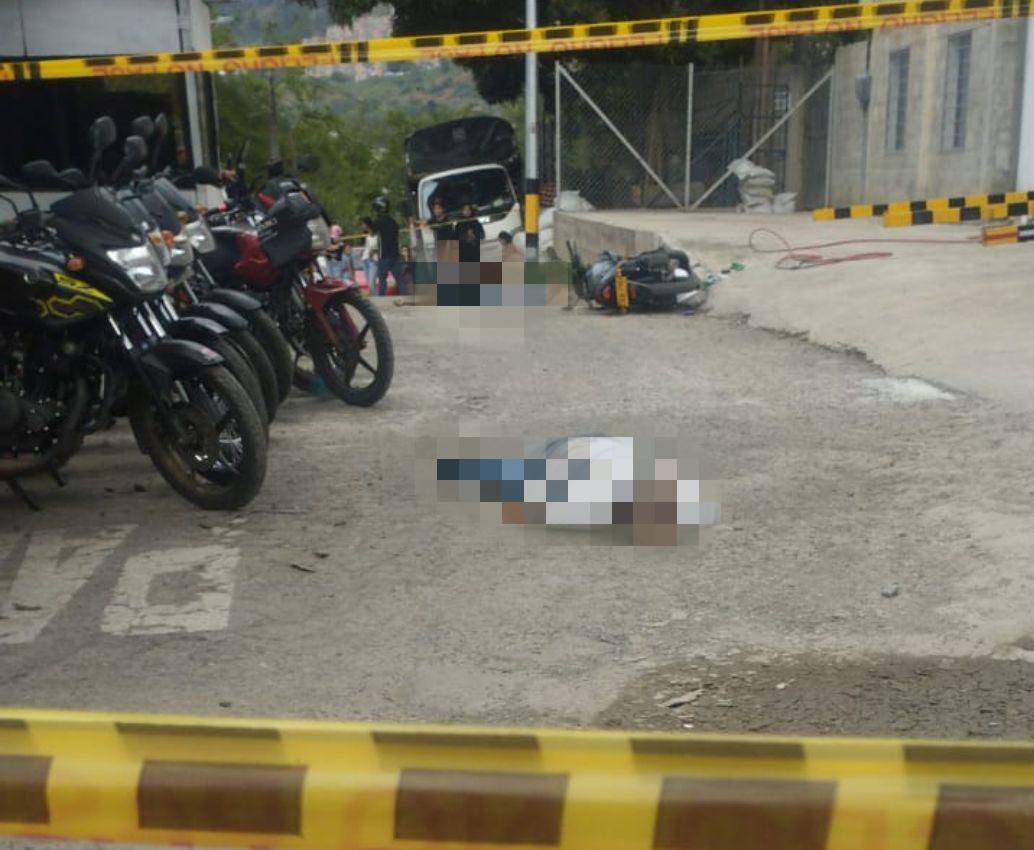 Los dos hombres quedaron muertos dentro del establecimiento comercial. La intervención de las autoridades permitió la captura de los responsables. FOTO: <b>CORTESÍA</b>