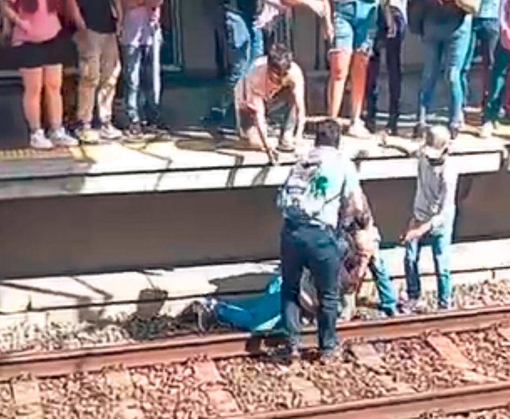 Las personas que estaban esperando el metro en la estación San Antonio, línea A, lograron rescatar al hombre que se desplomó sobre los rieles del sistema. FOTO: TOMADA DE VIDEO
