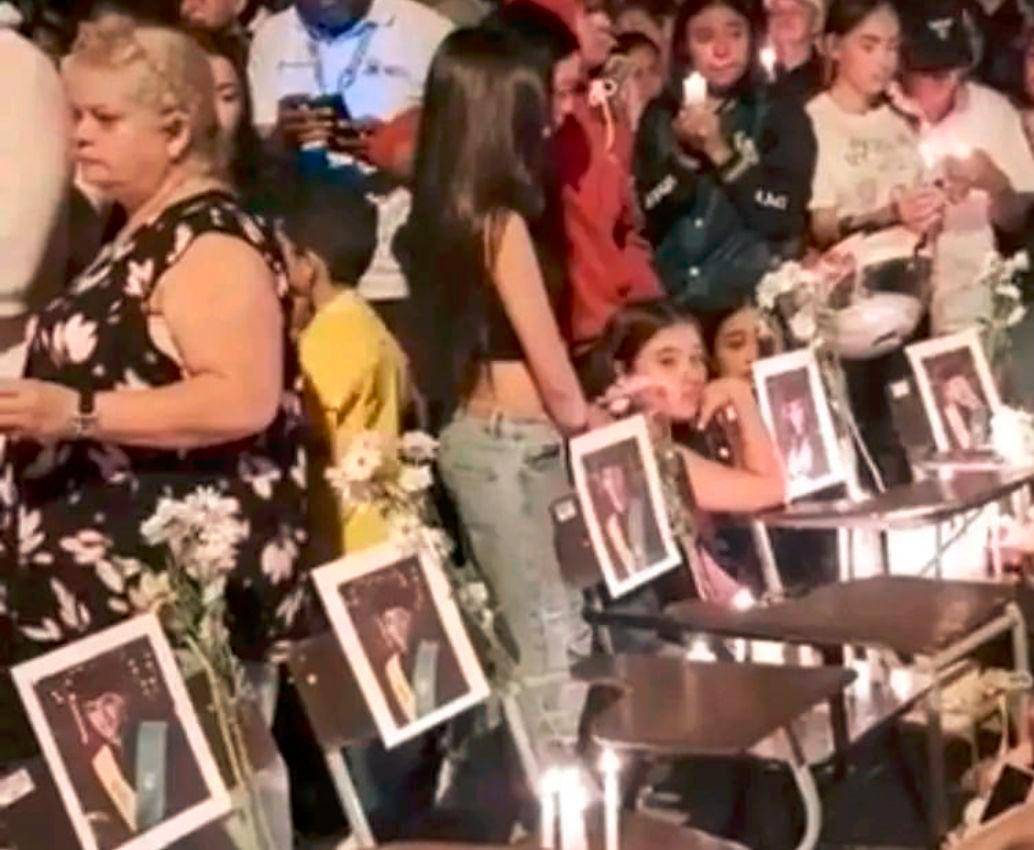 Con las fotos de los estudiantes fallecidos sobre los pupitres en los cuales estuvieron hasta hace dos semanas, el Liceo Antioqueño, de Bello, le rindió homenaje a los fallecidos en el accidente en Remedios, Nordeste antioqueño. FOTO: CORTESÍA