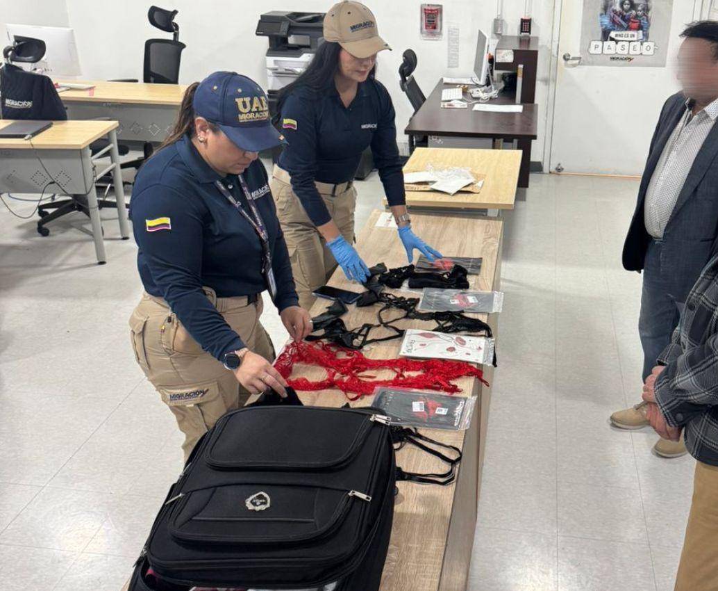Estos fueron algunos de los elementos que le encontraron al ciudadano norteamericano en la maleta. Sumado a las inconsistencias en la entrevista migratoria, decidieron impedirle el ingreso ante el riesgo de llegar con fines de explotación sexual. FOTO: CORTESÍA MIGRACIÓN COLOMBIA