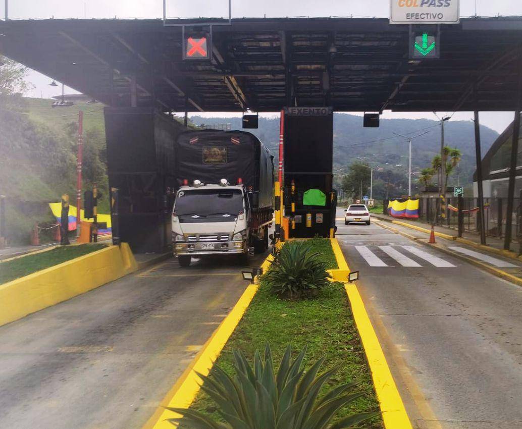 Así estaba el peaje en la mañana de este jueves. No había presencia de funcionarios en las casetas y los vehículos lo cruzaban libremente. FOTO: <b>CORTESÍA</b>