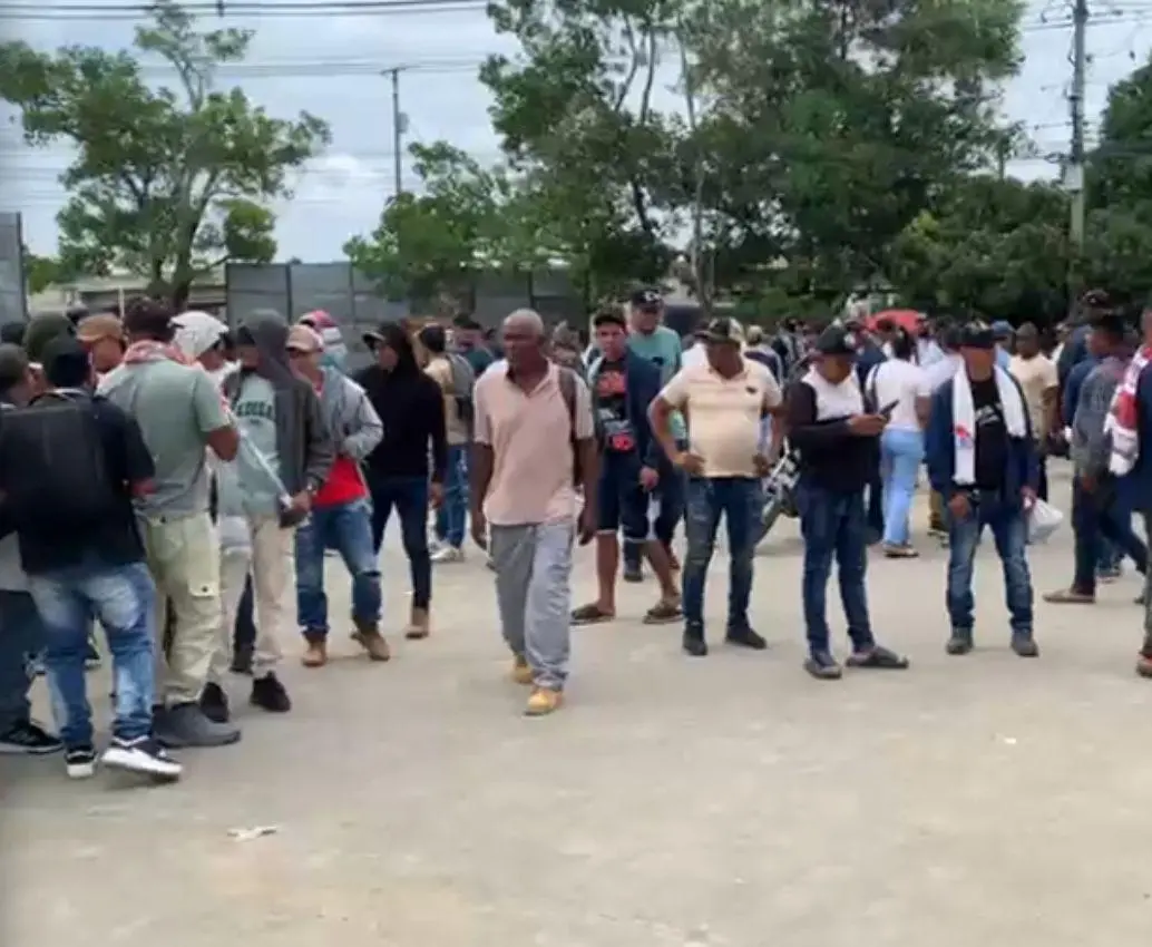 Los mineros están al costado de la carretera, cumpliendo el acuerdo de permitir el paso de vehículos de manera libre por tres horas. FOTO: <b>CORTESÍA</b>