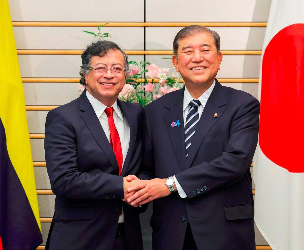 El presidente Gustavo Petro se había reunido con el saliente primer ministro de Japón, Shigeru Ishiba, en Tokio, como parte de su agenda diplomática. Los acuerdos que habría hecho quedarían en el aire con esta decisión. FOTO: CORTESÍA MINISTERIO DE RELACIONES EXTERIORES DE JAPÓN