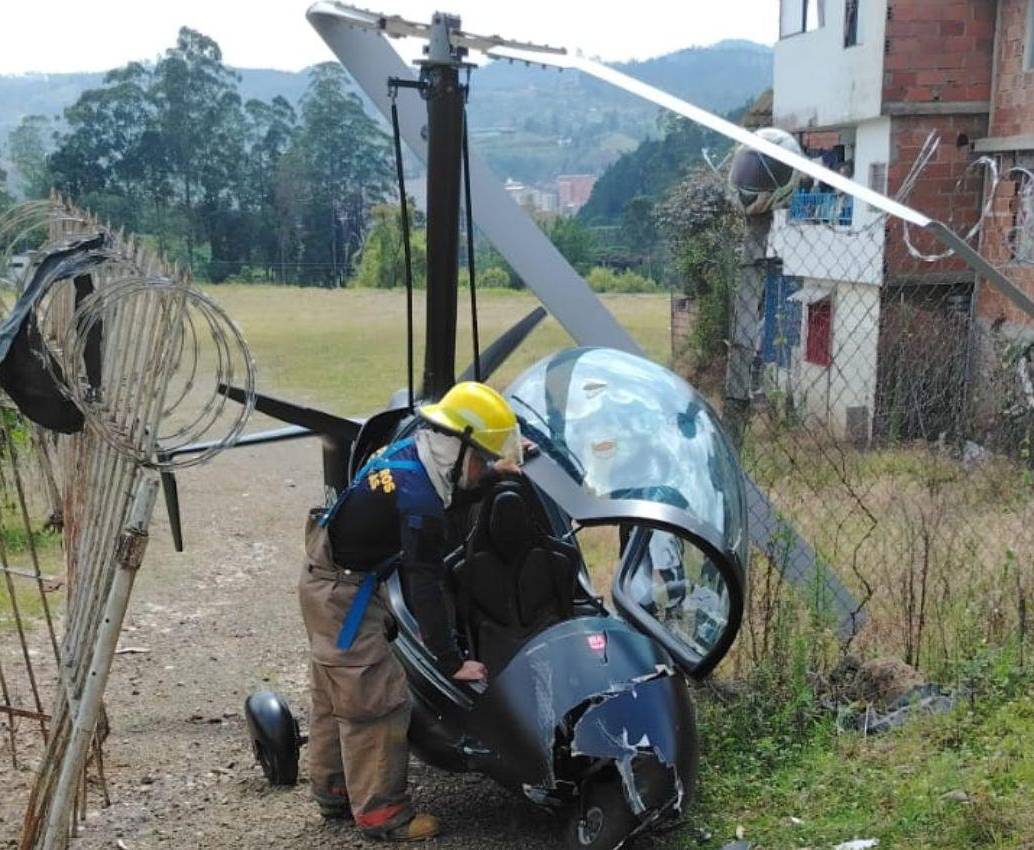 Así quedó el girocóptero siniestrado en zona urbana del municipio de Caldas, sur del Valle de Aburrá. Personal del Cuerpo de Bomberos de esta localidad atendieron la emergencia. FOTO: <b>CORTESÍA</b>