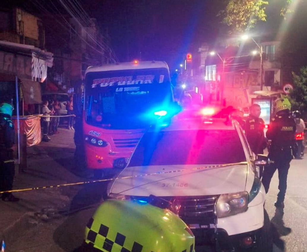 Dentro de este bus, que cubría la ruta Centro de Medellín-Popular, ocurrió el asesinato de las dos mujeres. Una de ellas falleció producto de los impactos que no iban para ella. FOTO: CORTESÍA