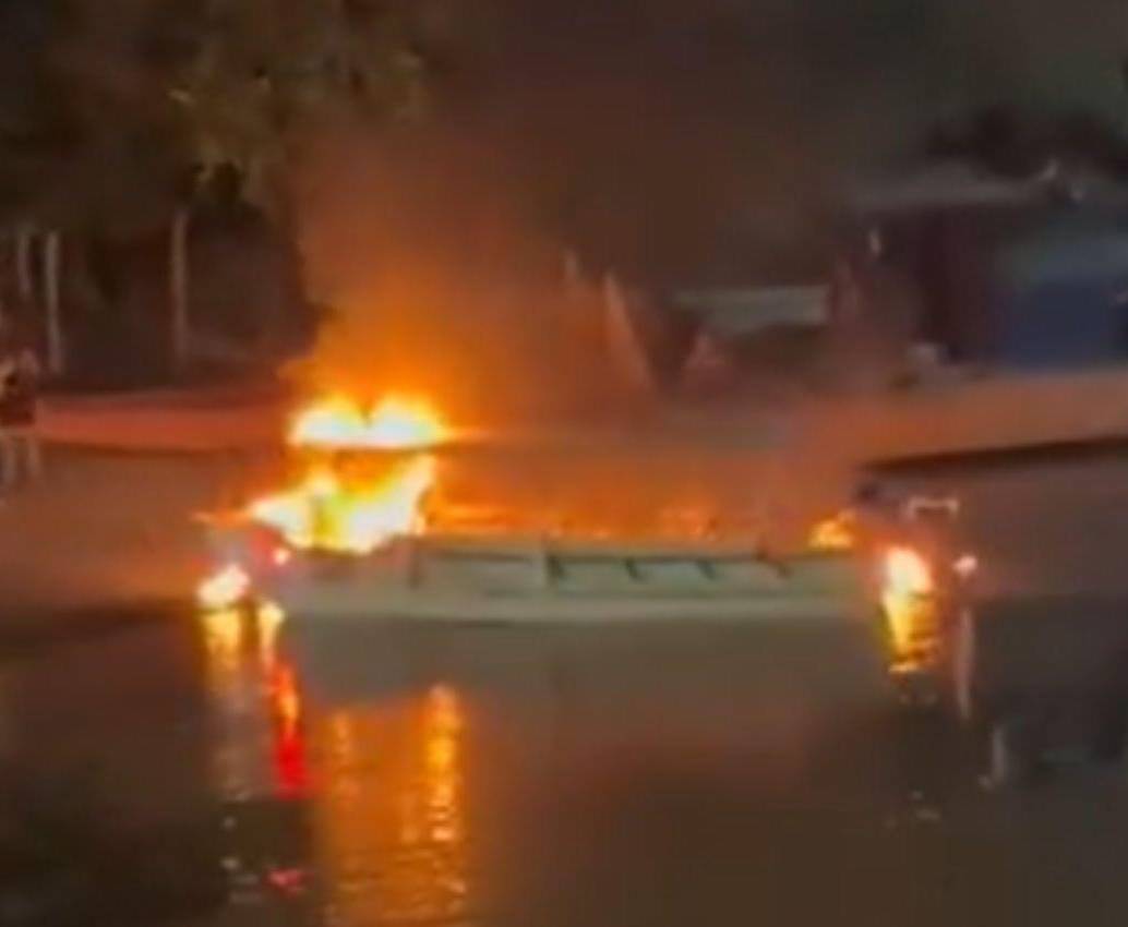 Así quedó una embarcación de la empresa Mineros S.A. que fue quemada por parte de los manifestantes del paro minero en el municipio de Caucasia. FOTO: <b>CORTESÍA GOBERNACIÓN DE ANTIOQUIA</b>