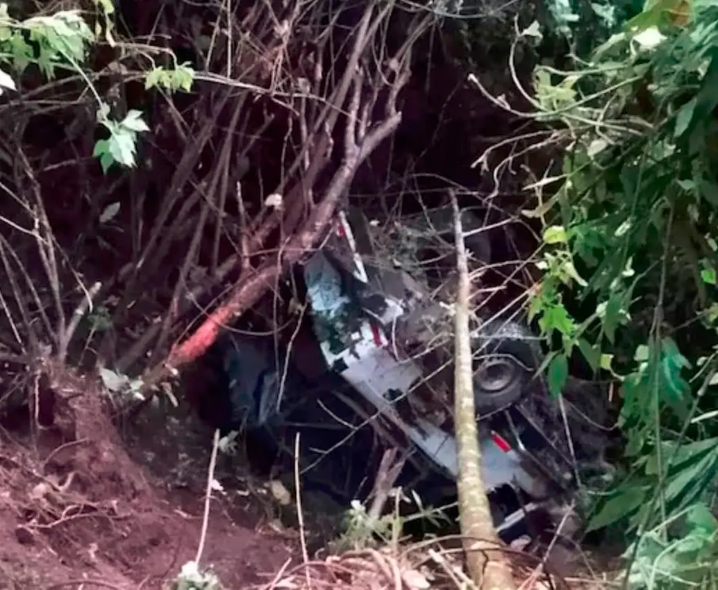 Así quedó el campero en el que se movilizaban las siete personas que resultaron lesionadas en Cañasgordas y terminaron en un barranco. FOTO: CORTESÍA