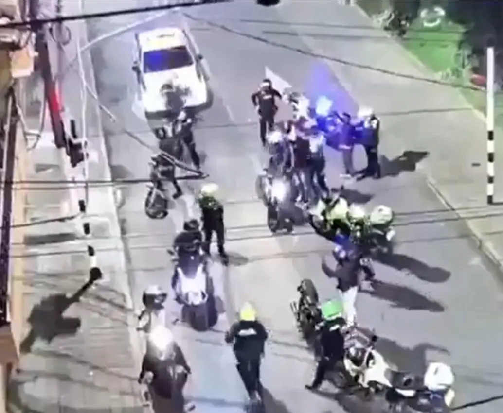 Con cámaras de seguridad, las autoridades interceptaron a las personas que se movilizaban en dos motocicletas, las cuales pretenderían robar a un motociclista. FOTO: CORTESÍA ALCALDÍA DE MEDELLÍN