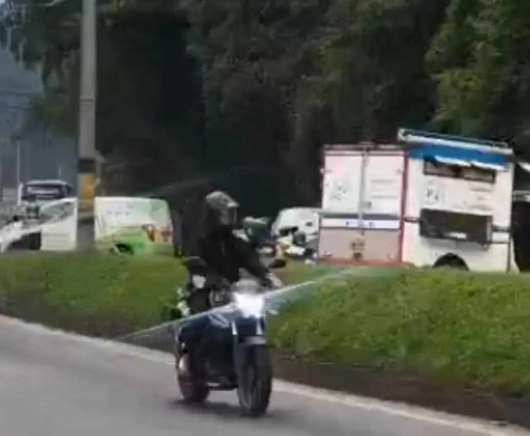 El accidente con las dos víctimas se registró entre los sectores Pan de Azúcar y Cafetal, en jurisdicción de Sabaneta. Fallecieron los dos ocupantes de una moto. FOTO: <b>CORTESÍA</b>