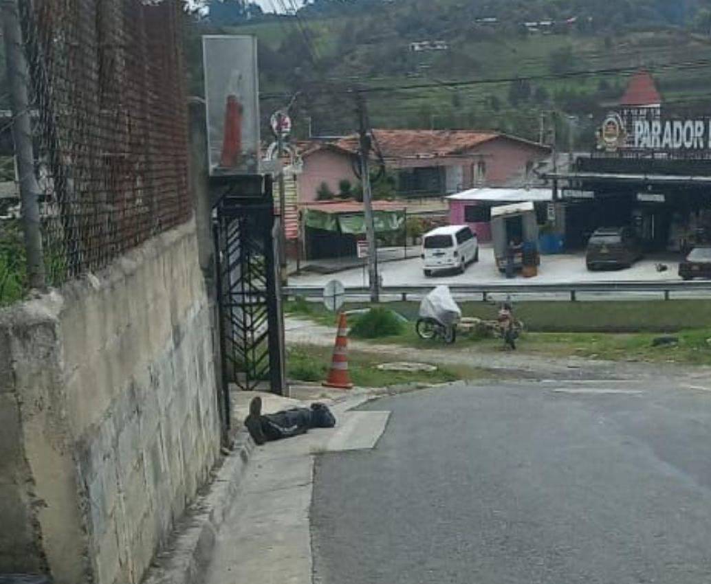Este asesinato ocurrió en la mañana de este martes en el barrio La Playa, de Rionegro, siendo el cuarto en este municipio en dos días. FOTO: <b>CORTESÍA MI ORIENTE</b>