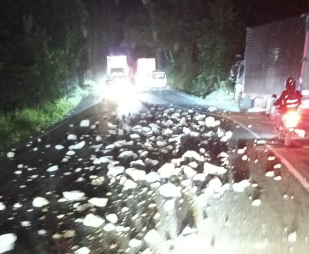 Así quedó la autopista Medellín-Bogotá, a la altura del municipio de Cocorná, luego de que una volqueta derramara varias piedras. Esto obligó al cierre de este corredor mientras estos elementos eran recogidos. FOTO: CORTESÍA MI ORIENTE