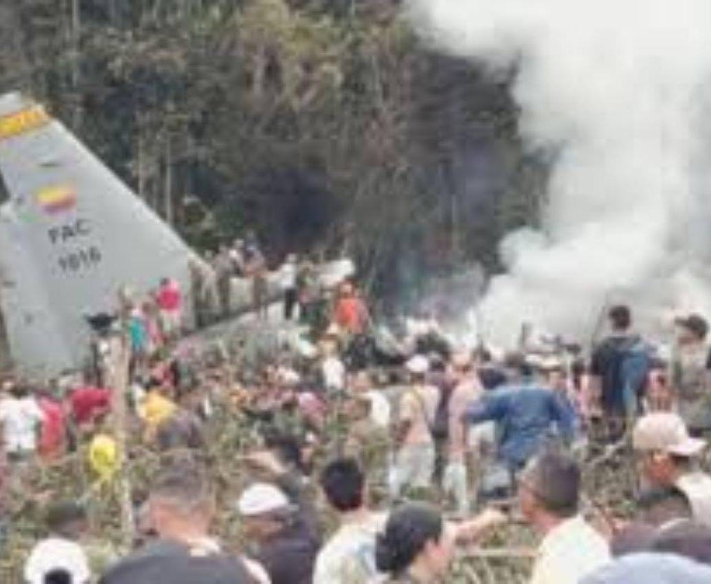 Miles de personas llegaron a la zona donde se siniestró la aeronave que transportaba 150 militares. Muchos de ellos se tiraron antes de que cayera. FOTO: <b>TOMADA DE REDES SOCIALES</b>