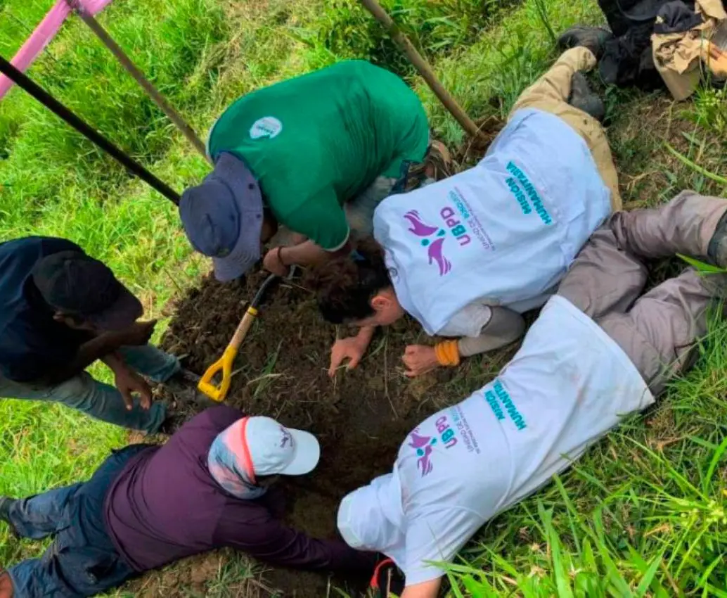 La ubicación de los dos cuerpos y la posterior recuperación se efectuó por personal de la Unidad de Búsqueda de Personas Dadas por Desaparecidas (UBPD) en el corregimiento El Tomate, de San Pedro de Urabá. FOTO: CORTESÍA UPBD