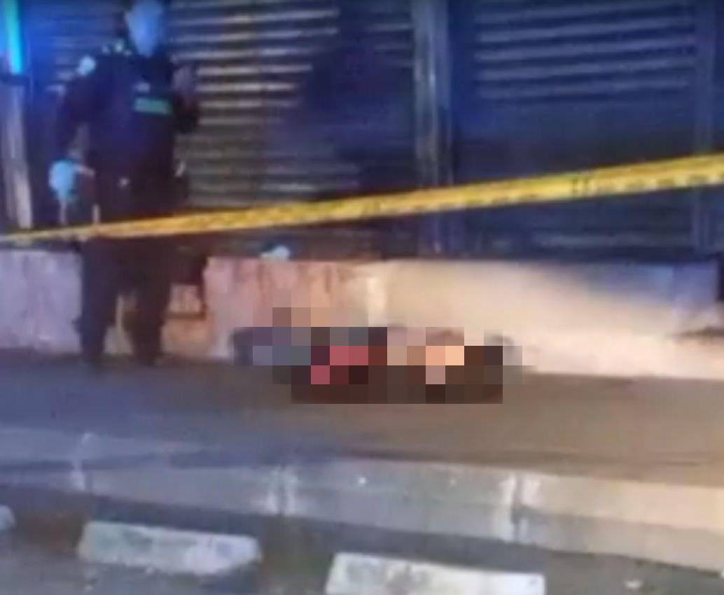 Al lado de un establecimiento comercial quedó el cuerpo sin vida del señalado delincuente muerto por quien iba a ser víctima del intento de hurto. FOTO: Cortesía