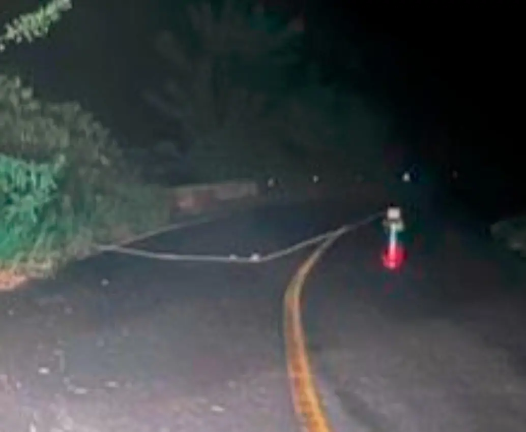 Este es el cilindro, con un cable largo, que fue abandonado en la misma zona en la que hallaron otro elemento similar el pasado domingo y que fue usado como señuelo por parte de las disidencias de las Farc. FOTO: CORTESÍA