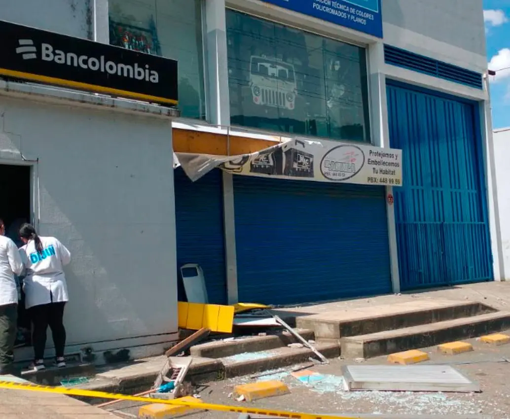 Este cajero, ubicado en el kilómetro 16, fue atacado con explosivos por parte de unos extranjeros, que no pudieron materializar el hecho delictivo. Les cogieron el dinero antes de escapar. FOTO: CORTESÍA