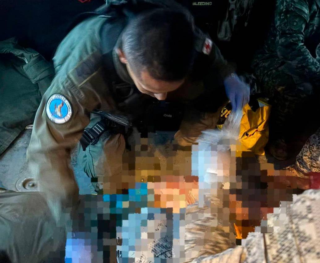 Así se le brindó atención a uno de los militares que fueron atacados con explosivos lanzados desde un dron en Tarazá. FOTO: CORTESÍA SÉPTIMA DIVISIÓN DEL EJÉRCITO