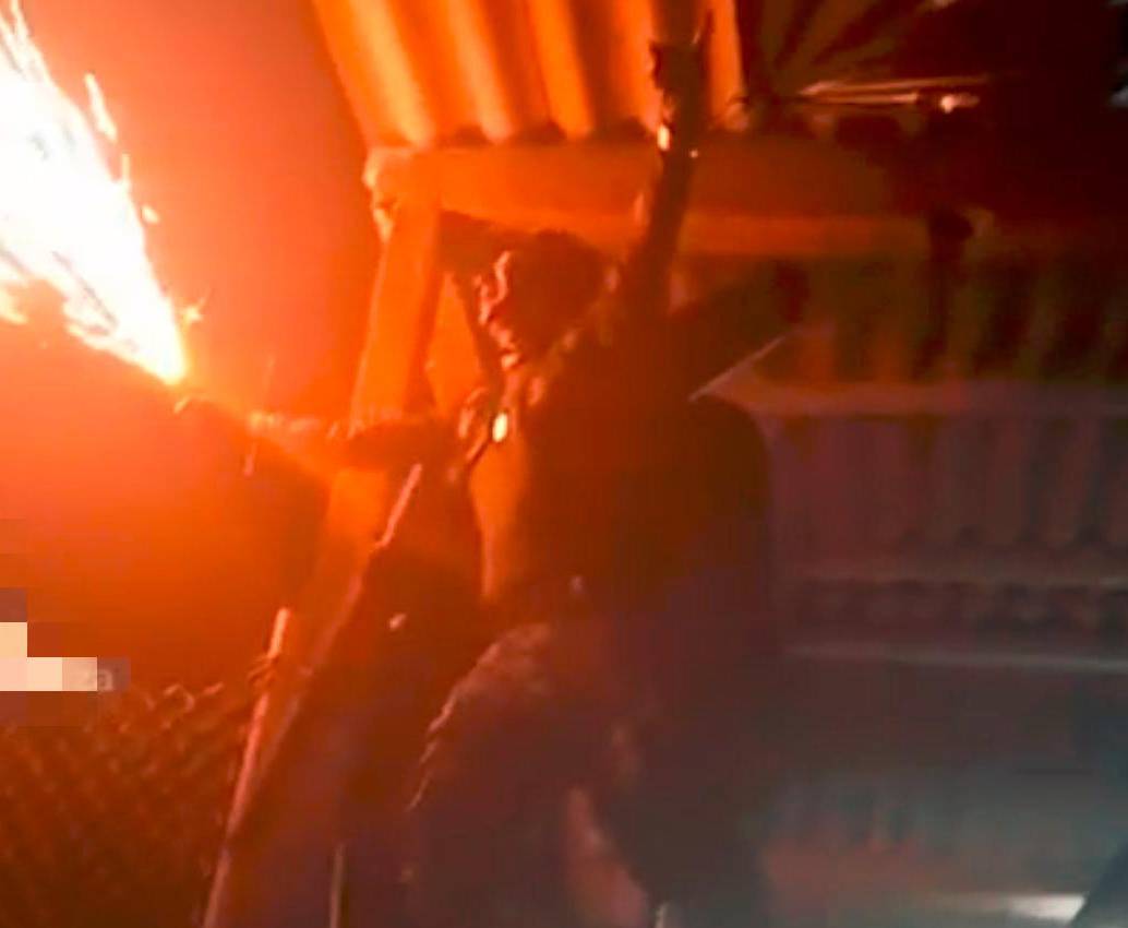 Este es uno de los momentos de la celebración, cuando uno de los insurgentes tiene en su mano unas luces de bengala. Estaba sobre el techo de una casa que usa como tarima. FOTO: CORTESÍA (TOMADA DE VIDEO)