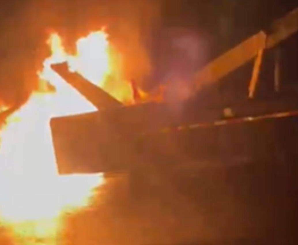 Una grúa fue incendiada luego de que a su conductor y su ayudante los llamaron para atender un servicio de un vehículo varado. A las dos personas las golpearon. FOTO: CORTESÍA TOMADA DE VIDEO