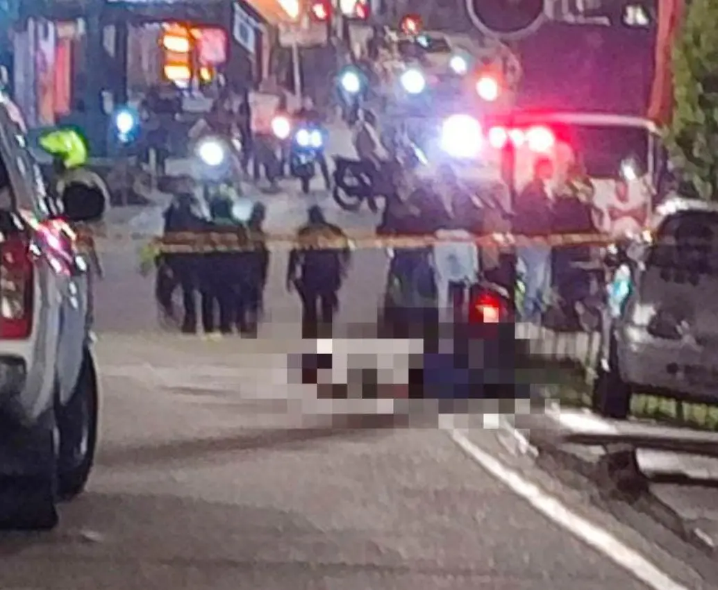 El señalado agresor de los uniformados falleció una cuadra abajo de donde fue interceptada la moto, luego de tratar de escapar al ser baleado por uno de los policías. FOTO: CORTESÍA