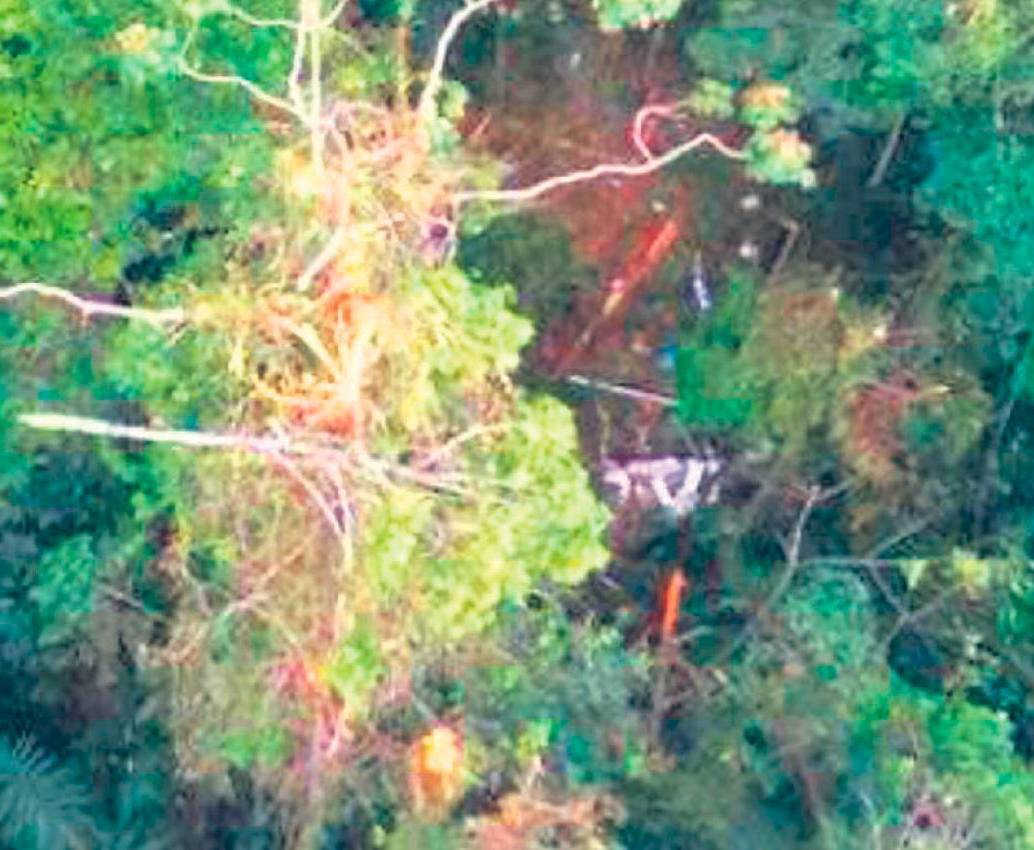Así quedó el helicóptero derribado el 9 de enero de 2014 en la zona rural del municipio de Anorí, en un ataque perpetrado por unidades conjuntas de las Farc y el ELN. FOTO: CORTESIA